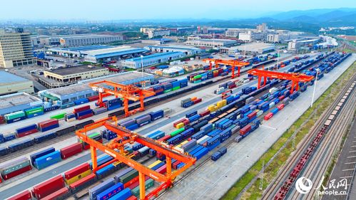 南康港站货场繁忙图景 中欧班列引擎轰鸣，蓝色盖布下的国际物流脉动